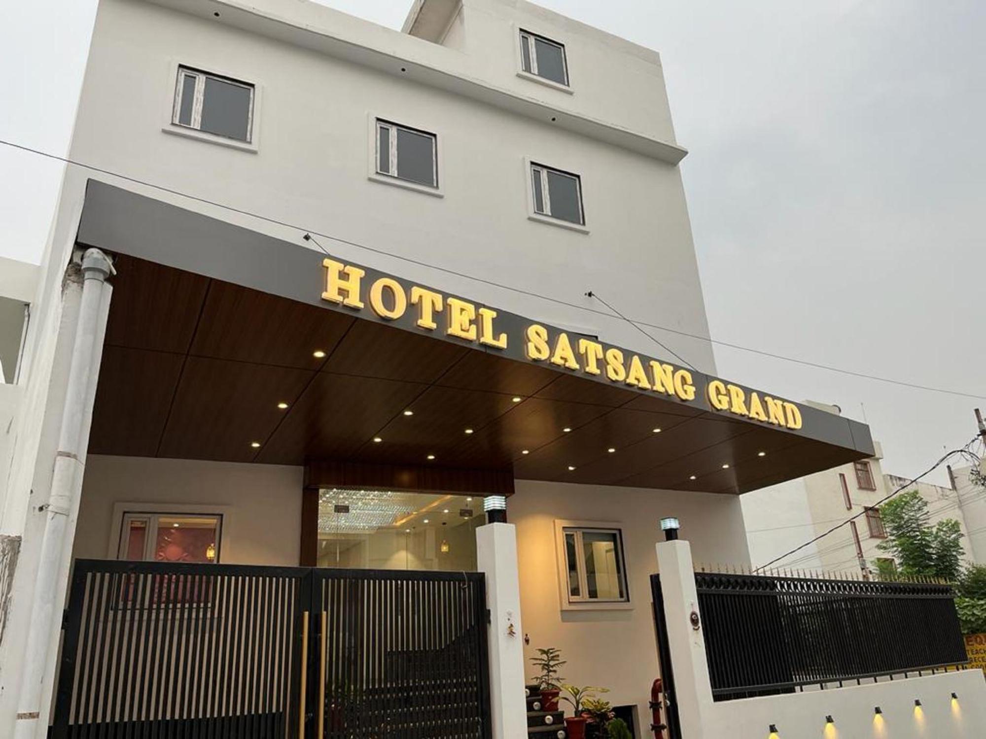 Hotel Satsang Grand Varanasi Exterior photo